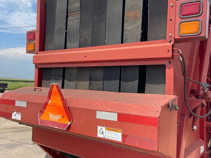 new-holland-br780-image-25
