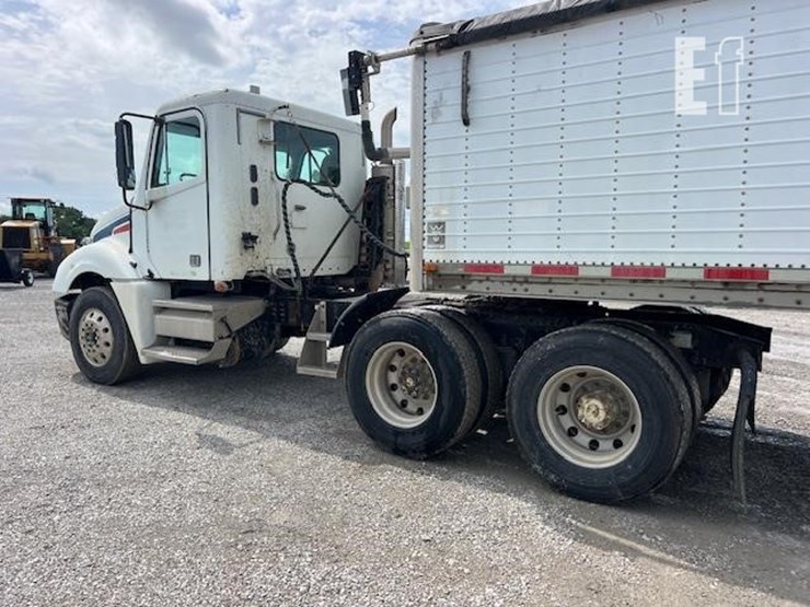 2008-freightliner-columbia-120-image-3