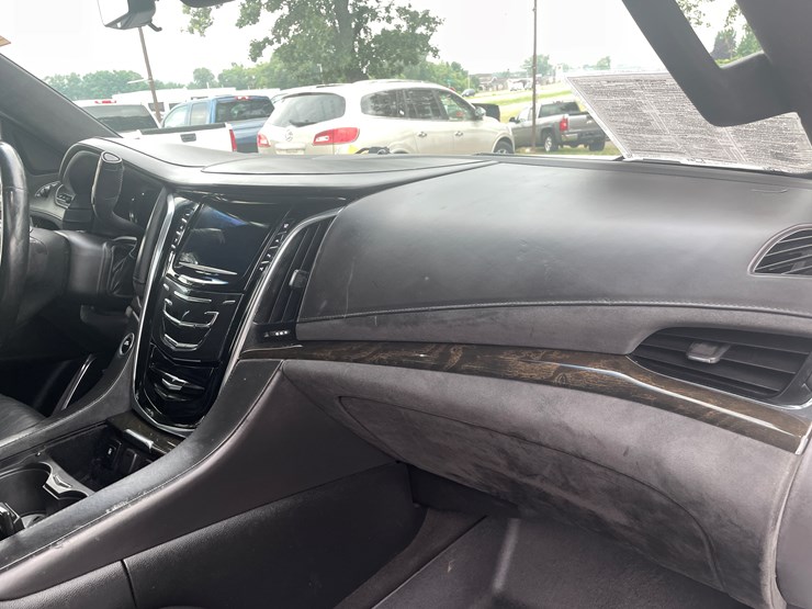 2017-cadillac-escalade-image-53