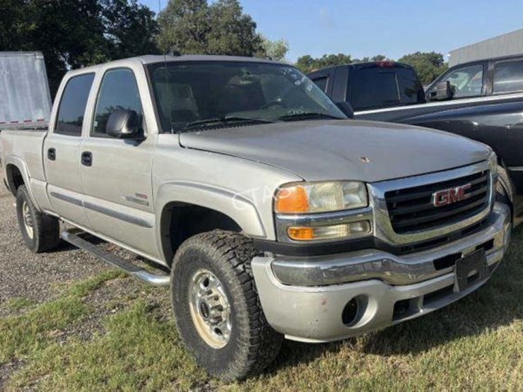 2004-gmc-sierra-2500-image-2