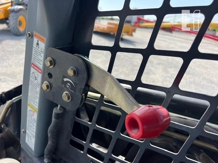 new-holland-l180-image-24