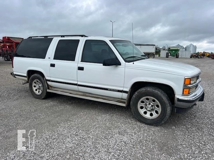 1999-chevrolet-suburban-image-10