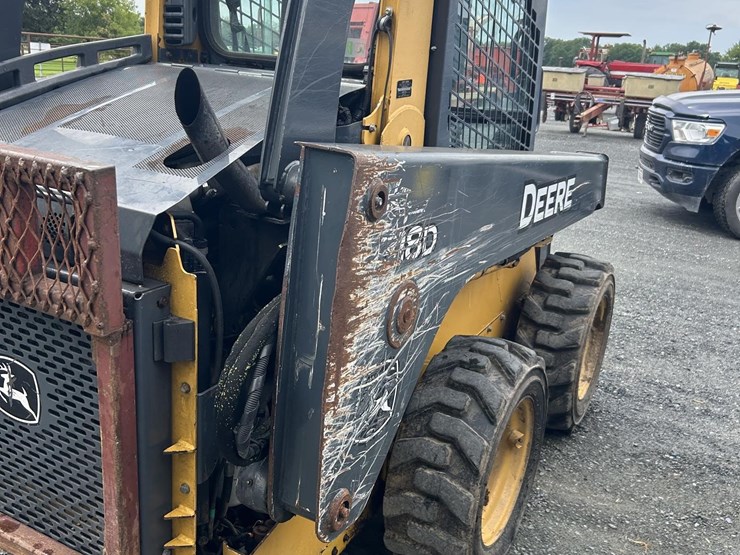2011-deere-318d-image-10