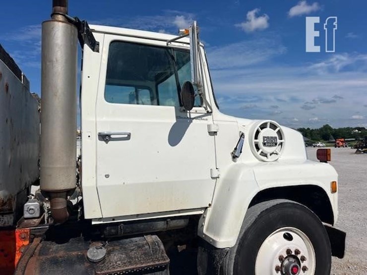 1987-ford-9000-image-14