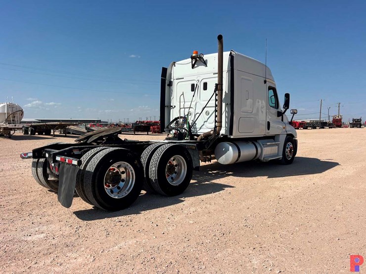 2012-freightliner-cascadia-125064st-t/a-60”-sleeper-truck-image-3