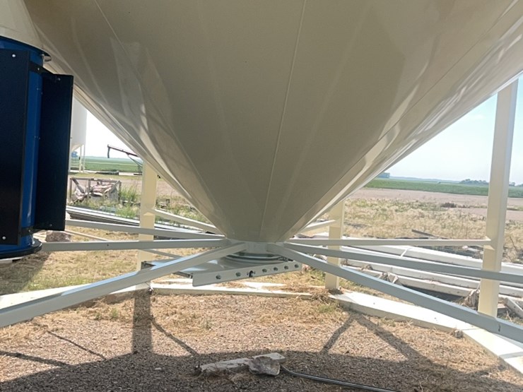 concept-7500-bushel-hopper-bin,-fully-equipped-with-agi-grainguard-10-hp-bin-fan-with-three-phase-electric-motor-image-39