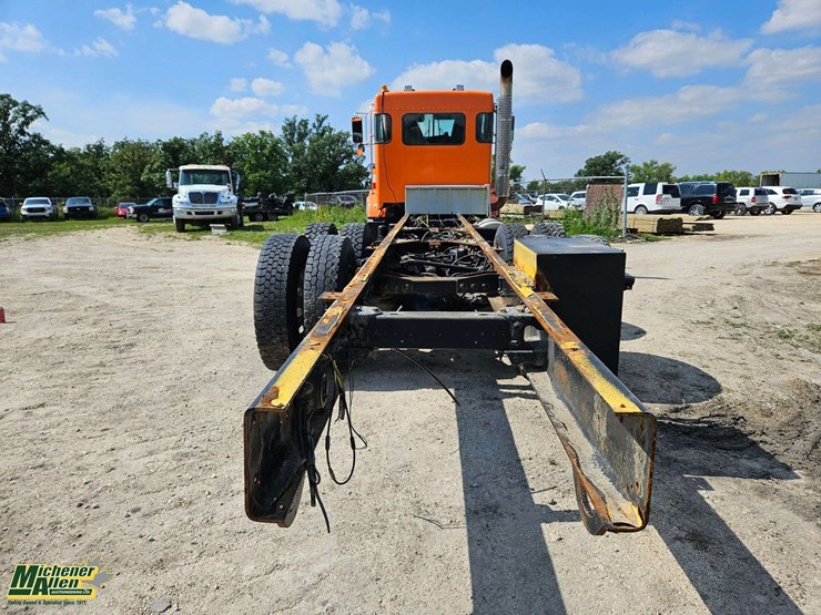 2010-kenworth-t800-image-12