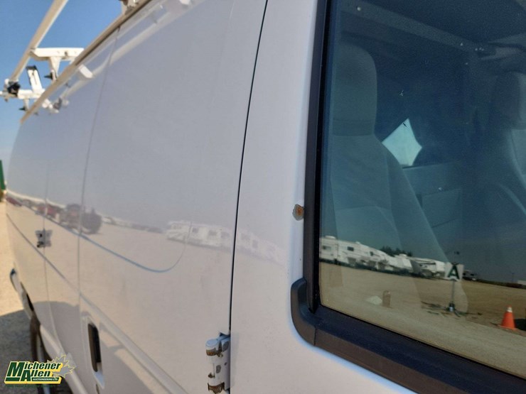 2014-ford-cargo-image-28