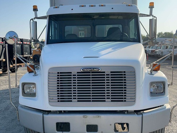2000-freightliner-fl80-image-7