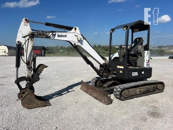 2010-bobcat-e35-image-1