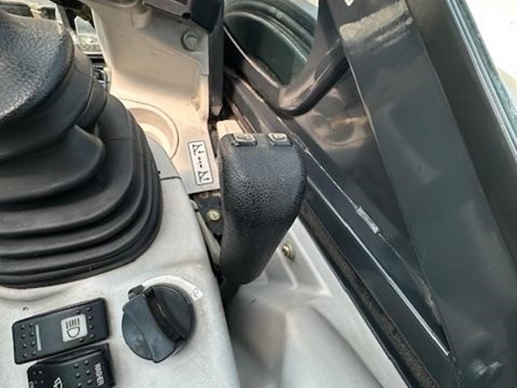 2014-deere-35g-image-24