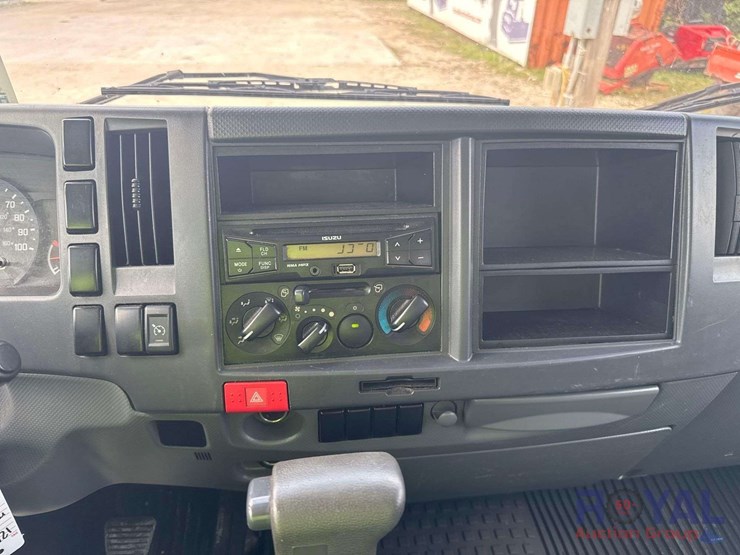 2016-isuzu-npr-image-17