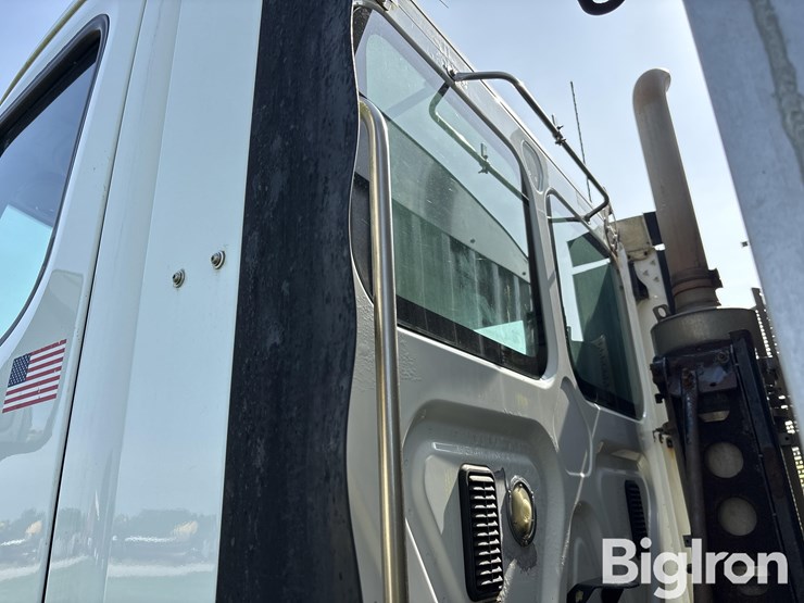 2011-freightliner-cascadia-113-image-12