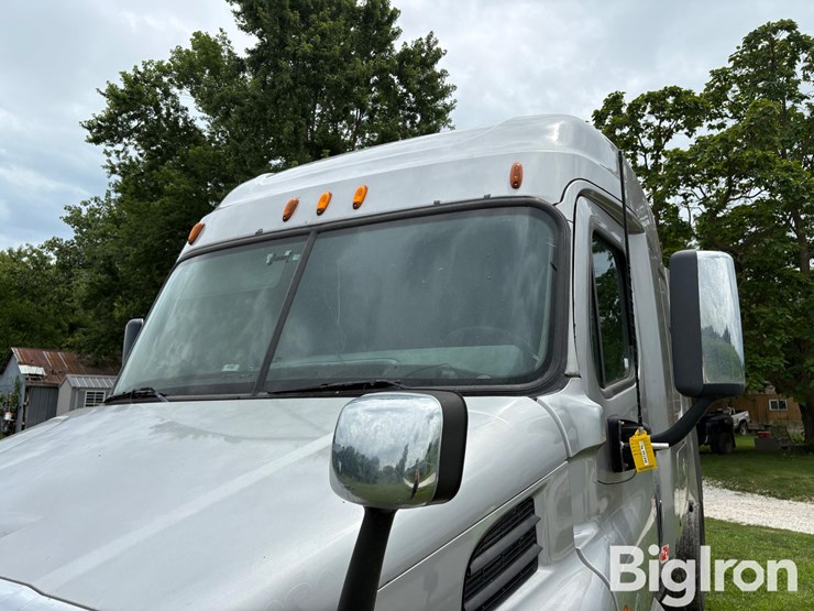 2015-freightliner-cascadia-113-image-13