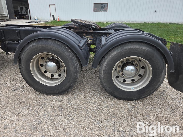 2016-peterbilt-567-image-18