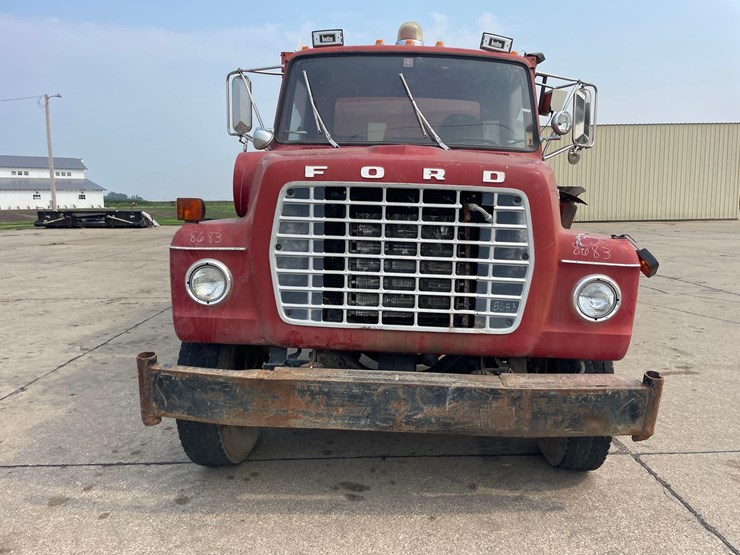 1982-ford-900-image-2