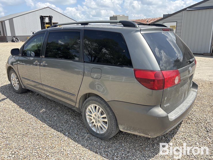 2004-toyota-sienna-image-7