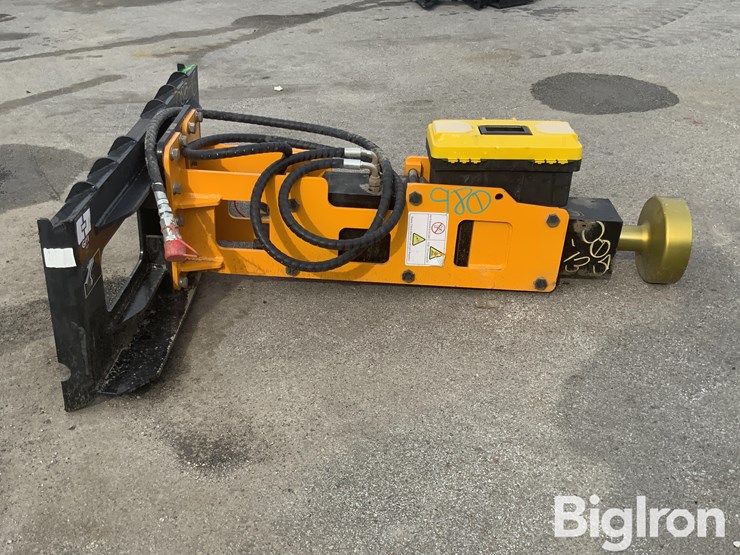2025-post-pounder-giyi-680-skid-steer-post-driver-image-4