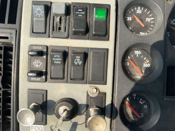 2000-freightliner-fl80-image-28