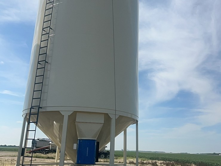 concept-7500-bushel-hopper-bin,-fully-equipped-with-agi-grainguard-10-hp-bin-fan-with-three-phase-electric-motor-image-4
