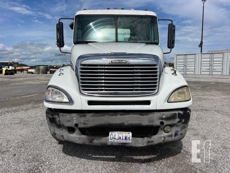 2008-freightliner-columbia-120-image-11
