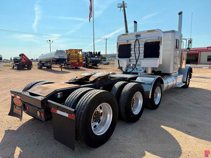 2013-peterbilt-388-image-3