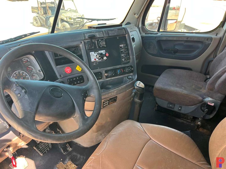 2012-freightliner-cascadia-125064st-t/a-60”-sleeper-truck-image-9