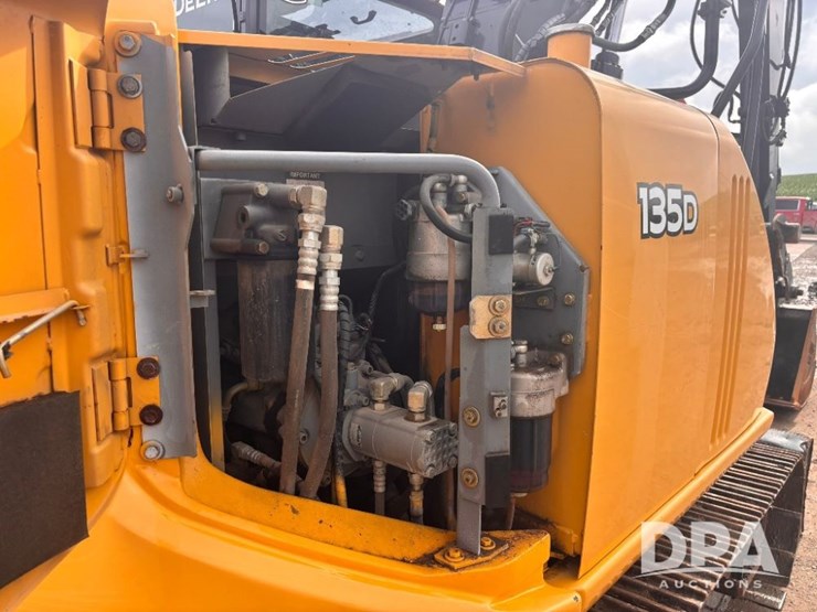 2012-deere-135d-image-49