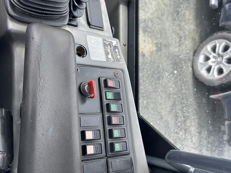 2006-deere-244j-image-12