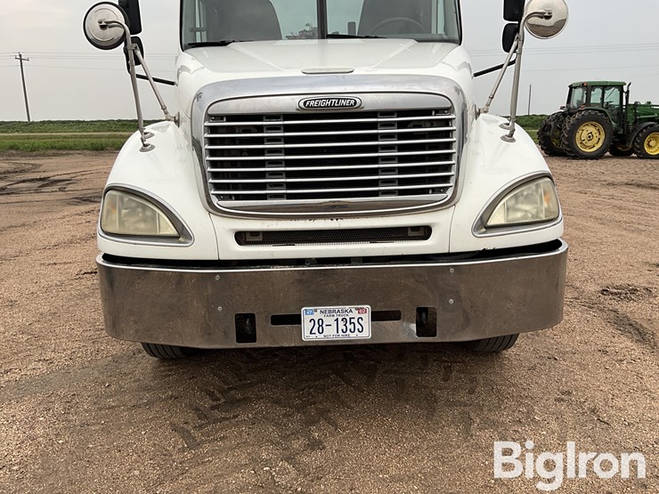 2004-freightliner-columbia-120-image-10