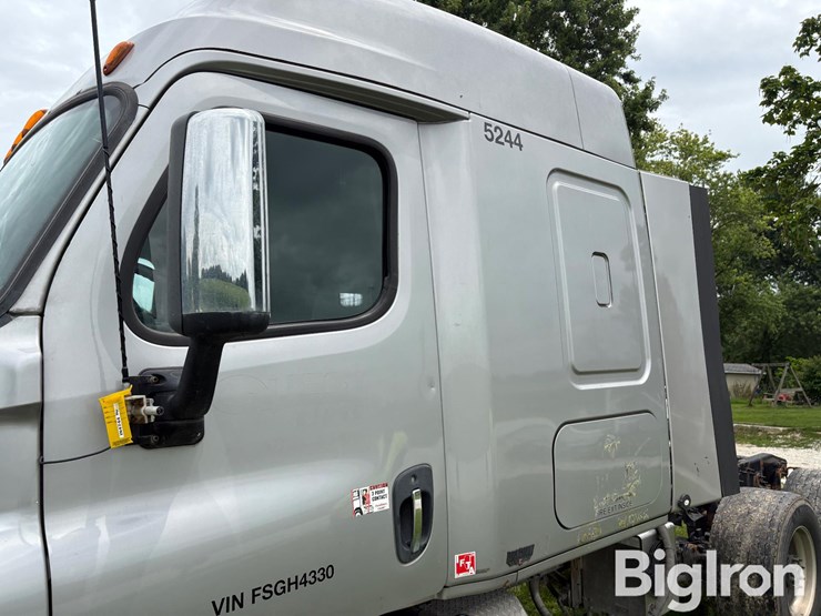 2015-freightliner-cascadia-113-image-12