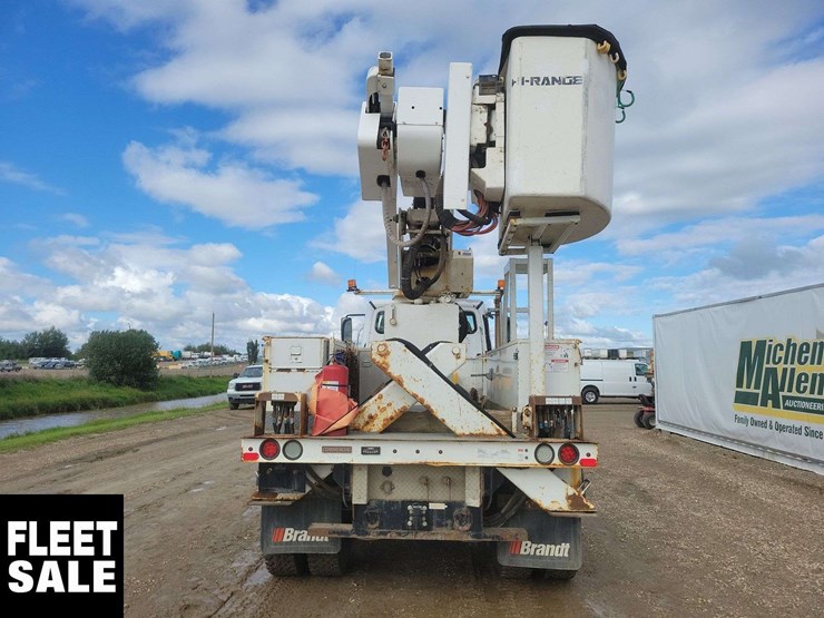 2013-freightliner-108sd-image-18