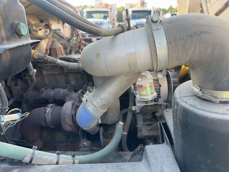 2000-freightliner-fl80-image-22