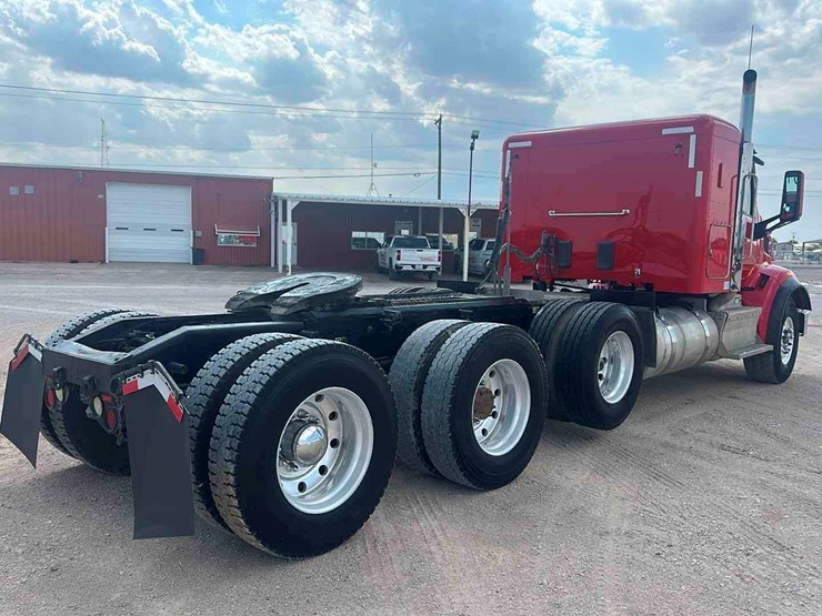 2015-peterbilt-567-image-4