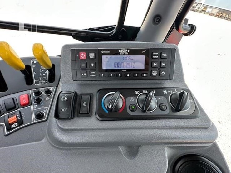 2023-kubota-m7-154-deluxe-image-34