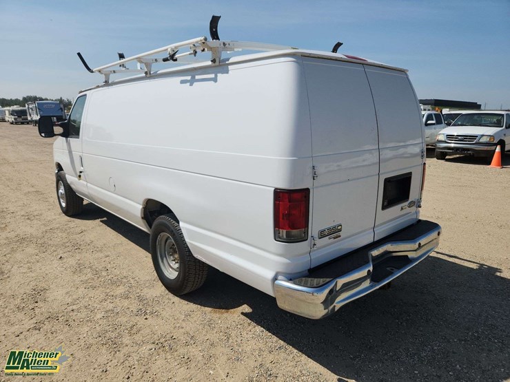 2014-ford-cargo-image-3