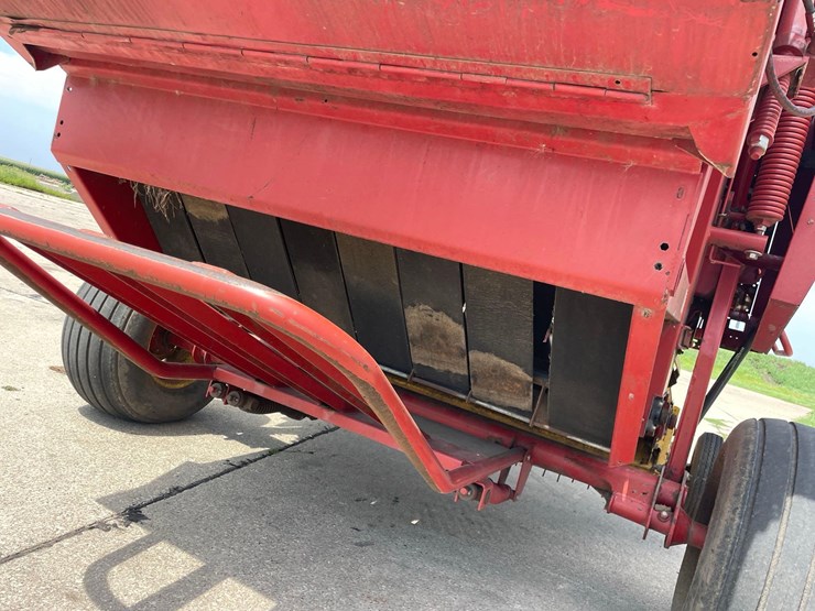 new-holland-br780-image-24