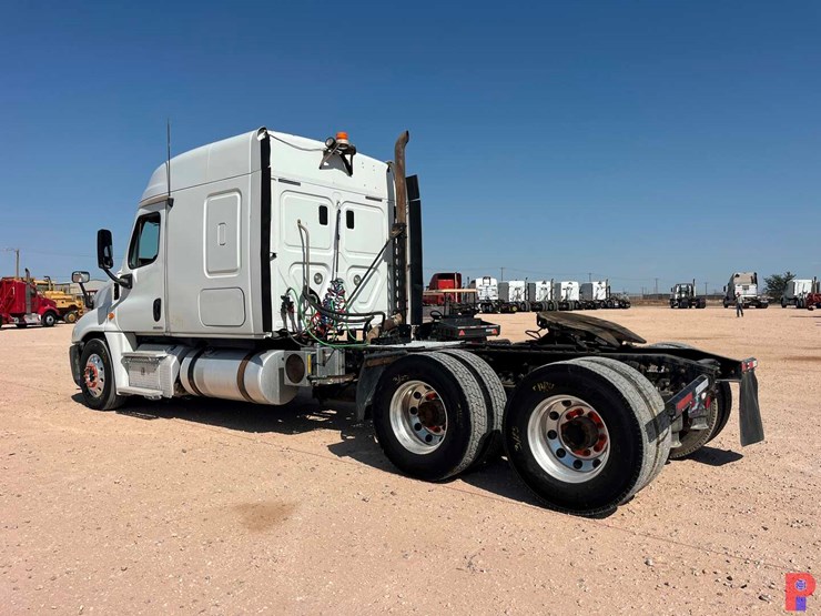 2012-freightliner-cascadia-125064st-t/a-60”-sleeper-truck-image-5