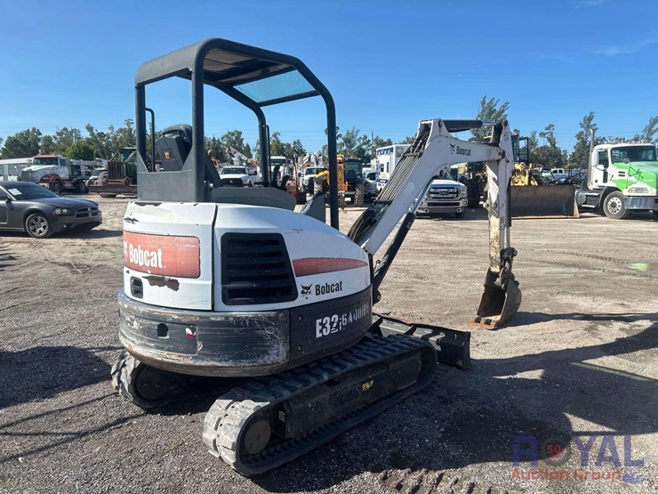 2016-bobcat-e32i-image-3