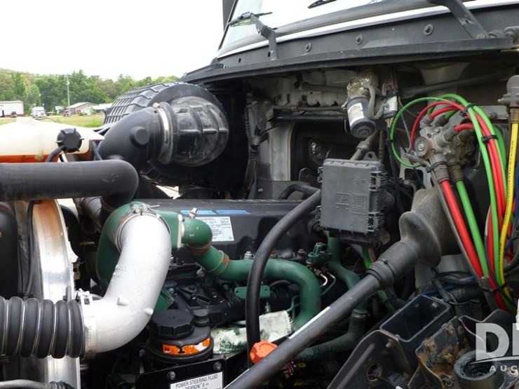 2014-volvo-10-image-12