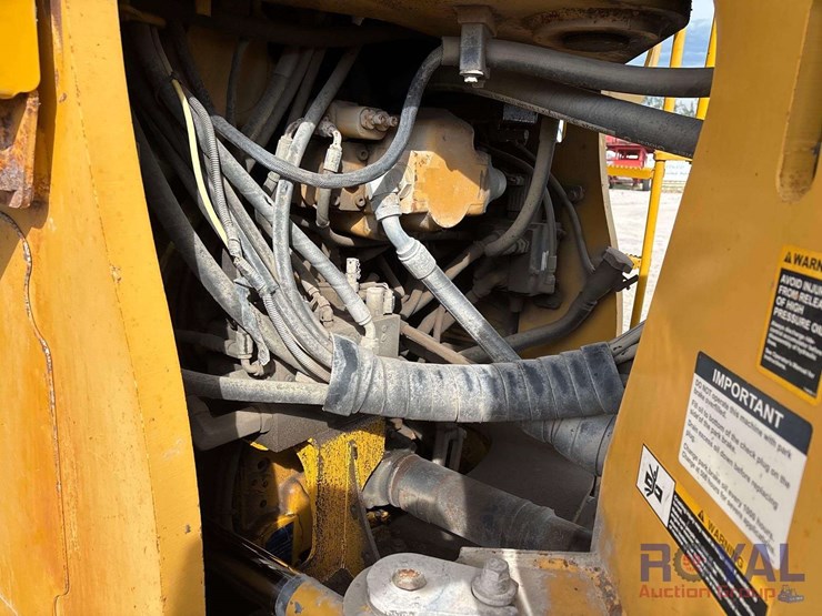 2011-deere-844k-image-35