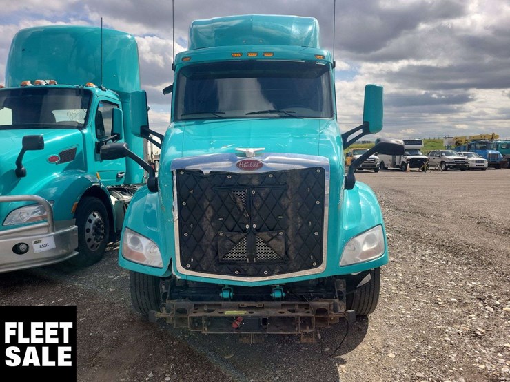 2019-peterbilt-579-image-1