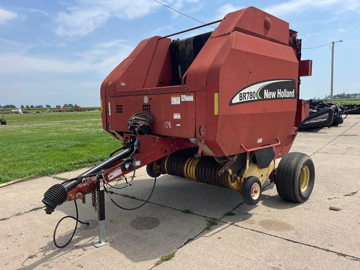 new-holland-br780-image-1