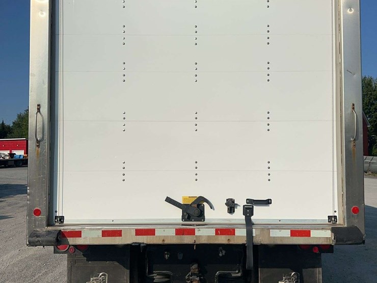 2000-freightliner-fl80-image-5