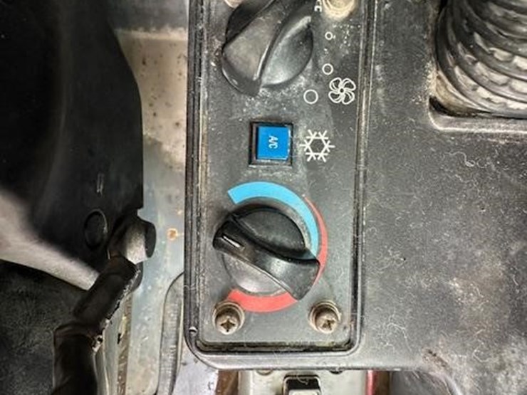takeuchi-tl240-image-22