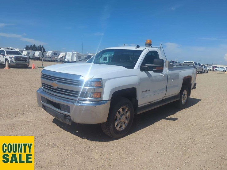 2015-chevrolet-silverado-3500hd-image-1