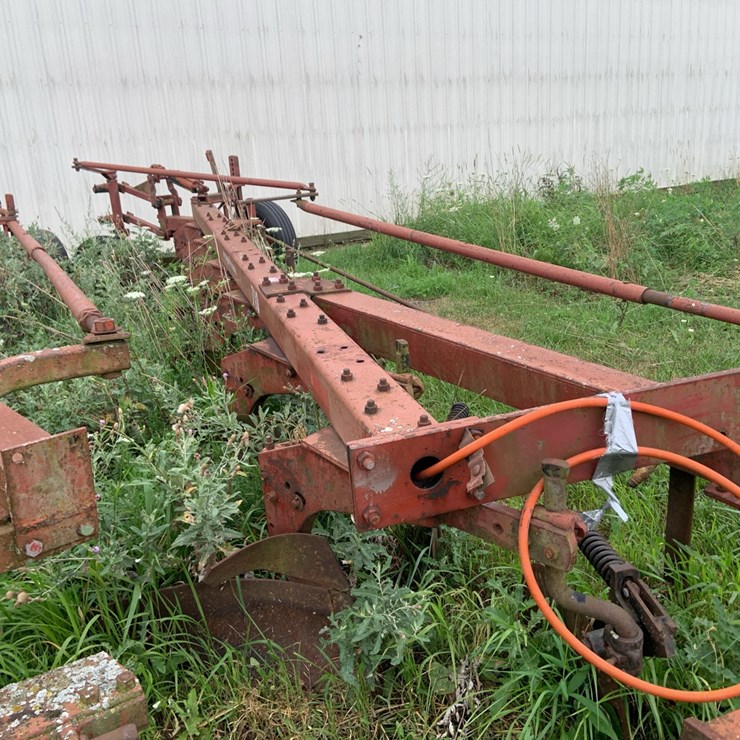 IH 710 plow 7 bottom
