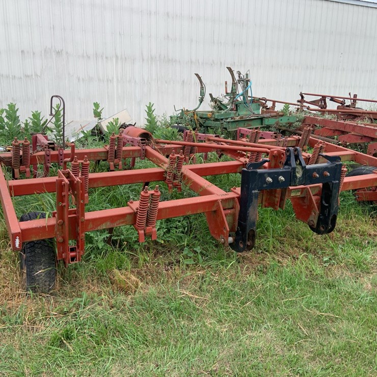 12 shank 3pt chisel plow, gauge wheels