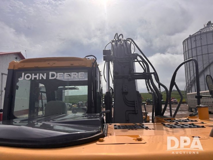 2012-deere-135d-image-44