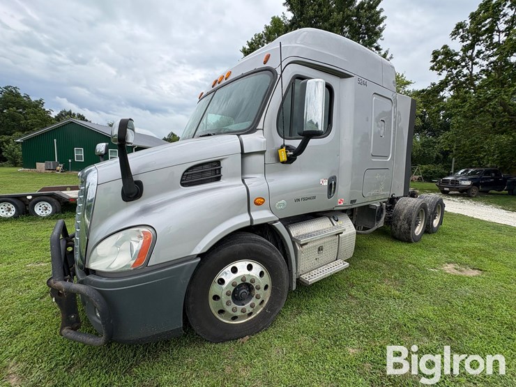 2015-freightliner-cascadia-113-image-1